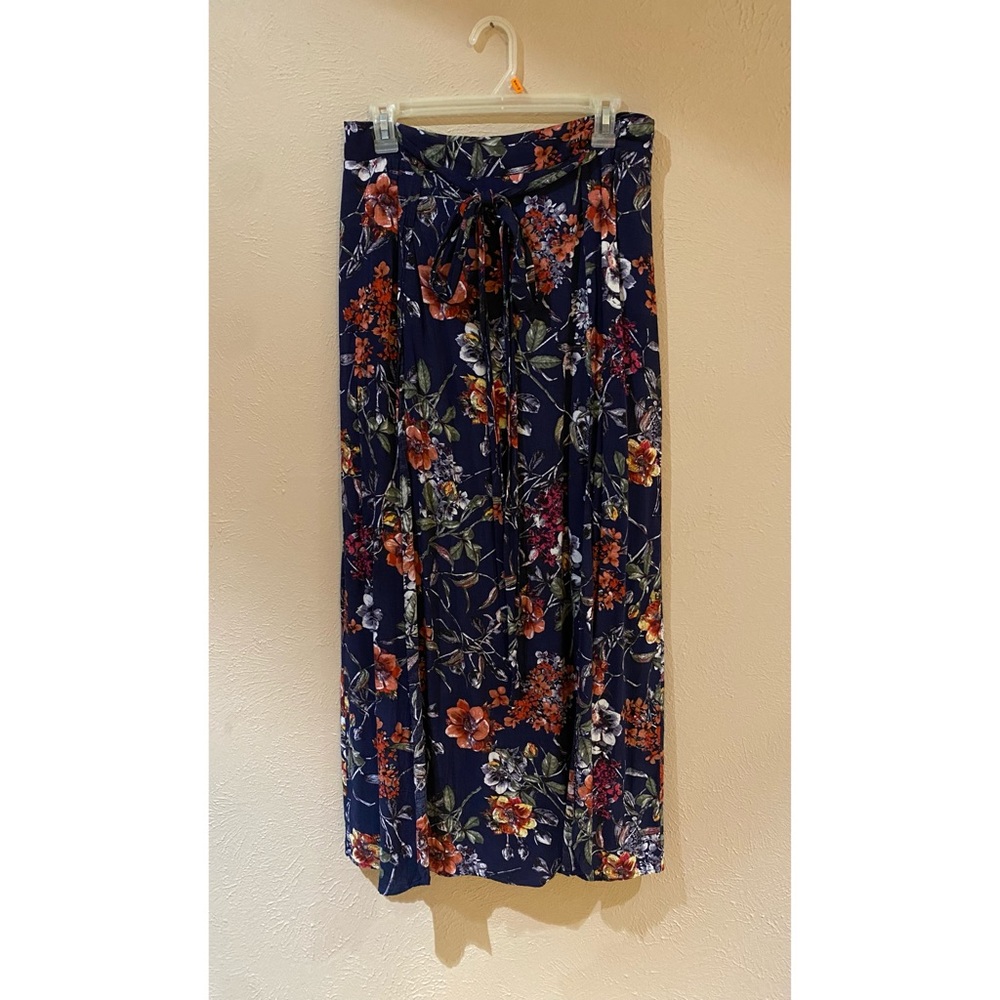 Entro floral maxi skirt w/ two leg slits. Size L.